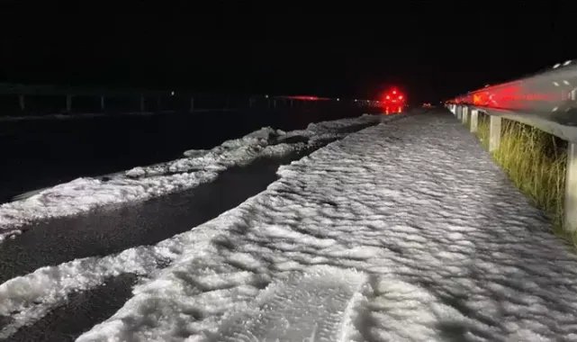 Ardahan'da şiddetli dolu; karayolunu beyaz örtü kapladı