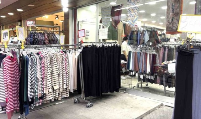 Arnavutköy’de mağaza önünde sergilenen ürünleri önce beğendi, sonra çaldı