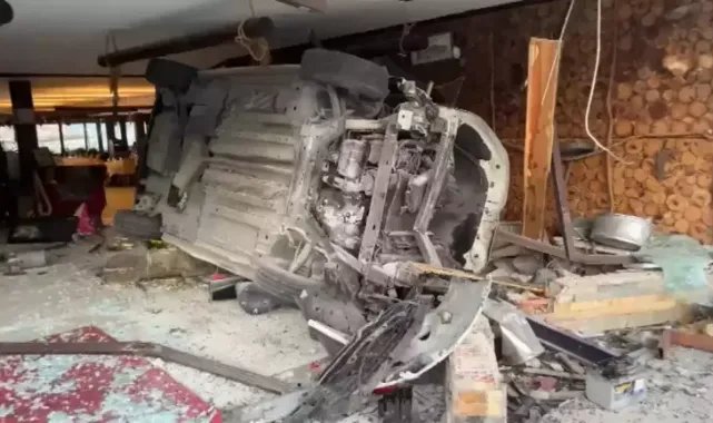 Arnavutköy'de otomobil yol kenarındaki restorana daldı