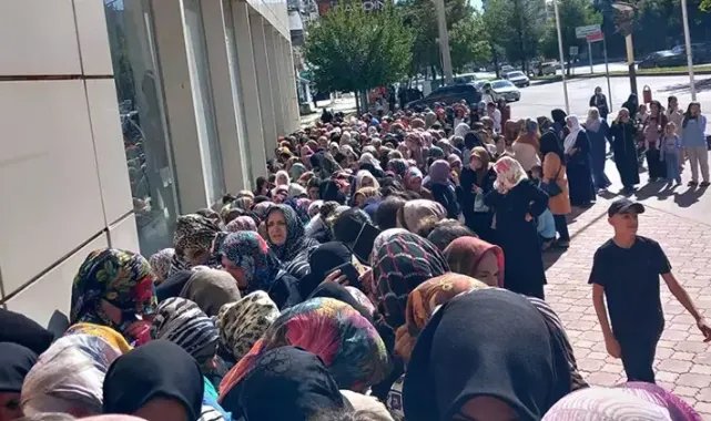 AVM’deki mağazada 'yüzde 80 indirim' izdihamı