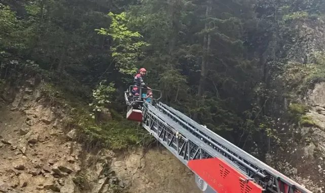 Baba-oğul, düşen dronu ararken kayalıklarda mahsur kaldı