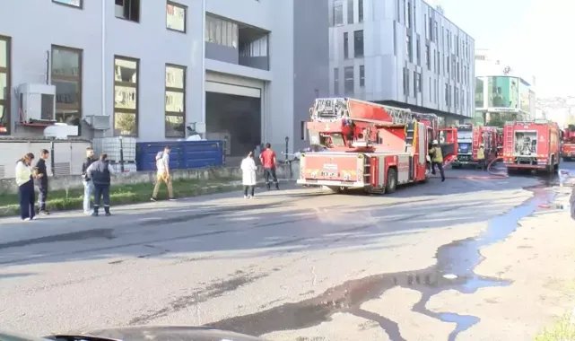 Beylikdüzü'nde fabrika yangını itfaiye ekipleri tarafından söndürüldü