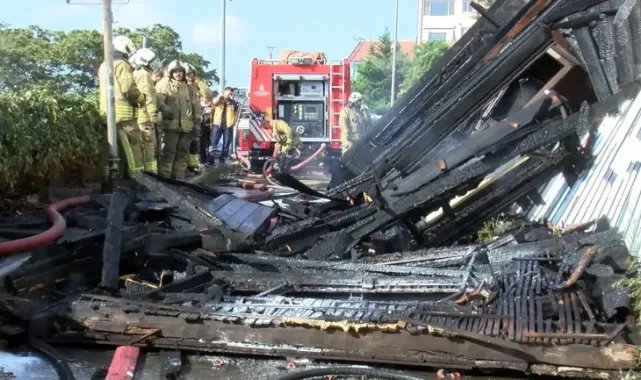 Beyoğlu'nda ahşap bina alev alev yandı