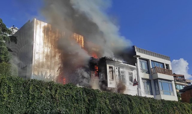 Beyoğlu’nda alevlerin yükseldiği tarihi ahşap bina çöktü