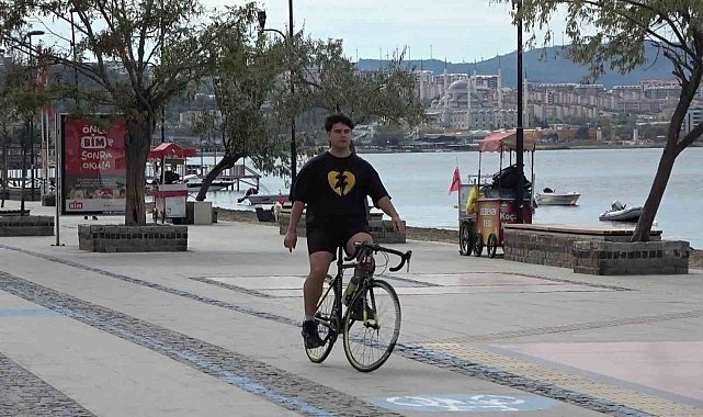 Bisiklet sürerken sucuklu yumurta yaptı