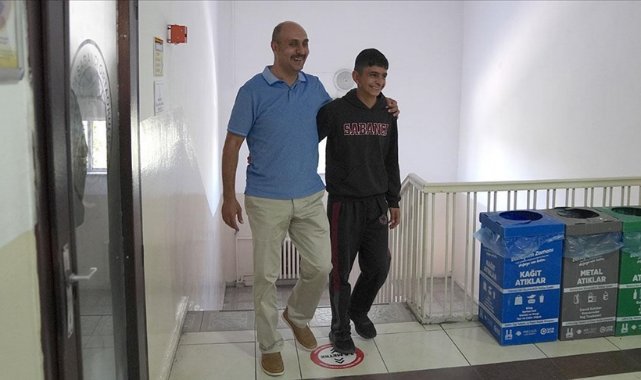 Boğazına yiyecek takılan öğrencisini Heimlich manevrasıyla kurtardı