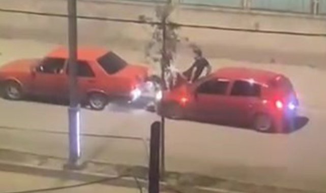 Bozulan aracı, kaputun üstünden ayaklarıyla ittiler