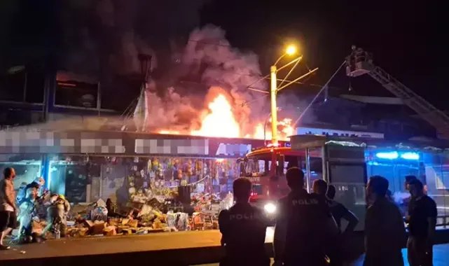 Bursa'da hediyelik eşya ve plastik malzeme satan mağaza alev alev yandı