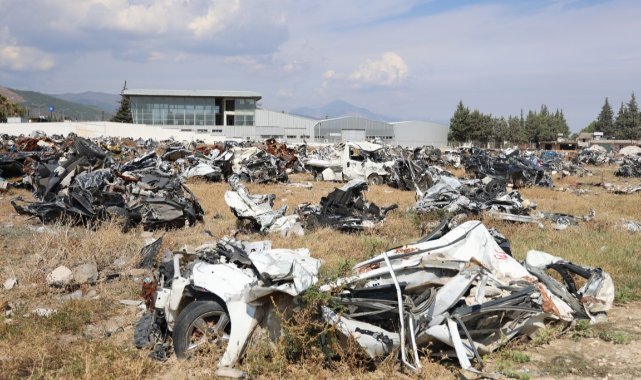 Depremin acı yüzünü gösteren araç mezarlığı duygulandırıyor