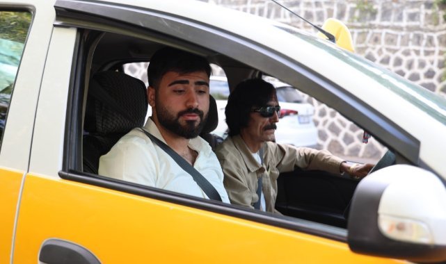 Diyarbakır’da bu taksiye binen yolcular, şoförün seslendirdiği şarkılar ile yolculuk yapıyor