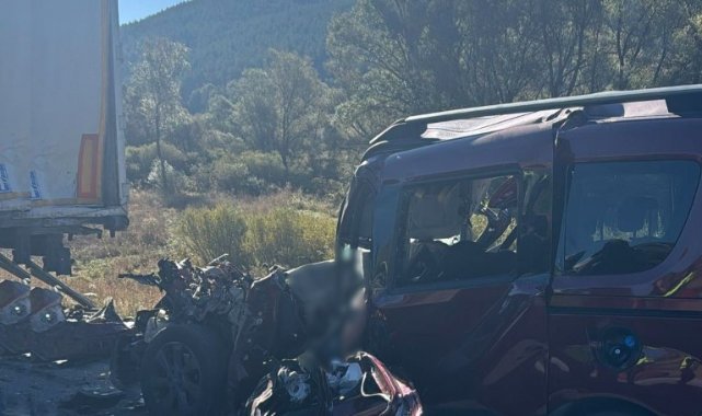 Erzincan’da Fiat marka otomobil tıra çarptı: 3 ölü, 2 ağır yaralı