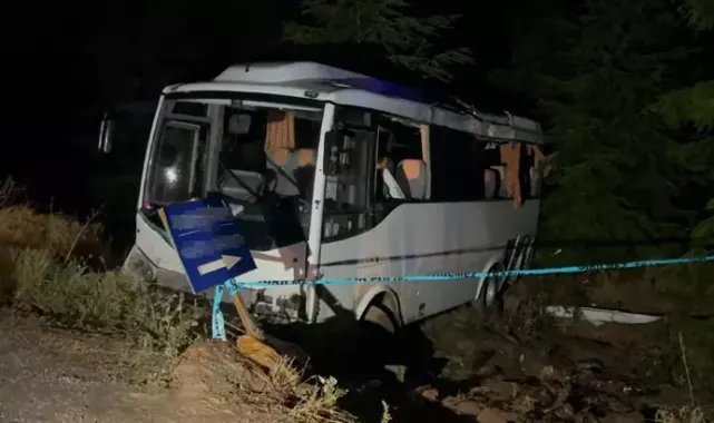 Eskişehir'de polislerin taşındığı servis midibüsü yol kenarına düştü: 15 yaralı