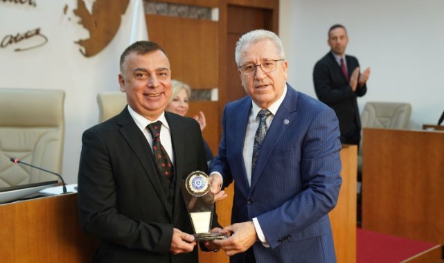 EÜ Senatosundan Dekan Gültekin’e anlamlı ödül