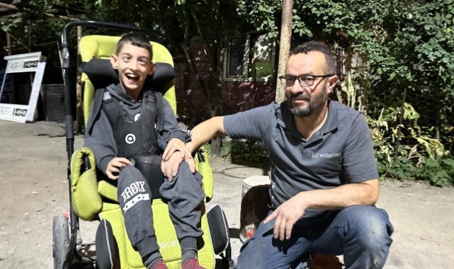 Fedakâr baba, yaptığı engelli ayakta durma sehpasıyla oğlunu mahalle mahalle gezdiriyor