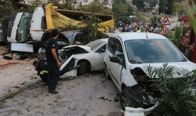 Freni patlayan hafriyat kamyonu araçları kağıt gibi ezdi