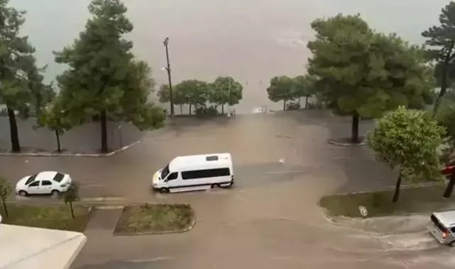 Giresun'da sağanak; cadde ve sokaklar suyla doldu
