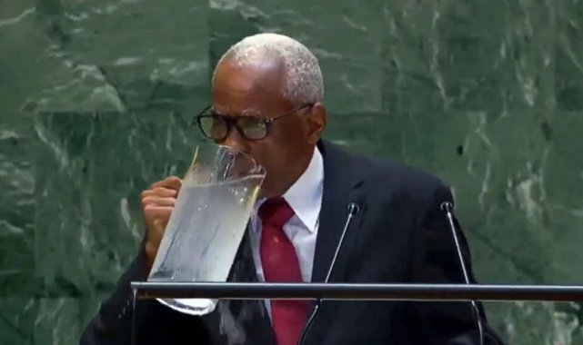 Haiti lideri Fils, BM kürsüsünde bardak yerine sürahiden su içti