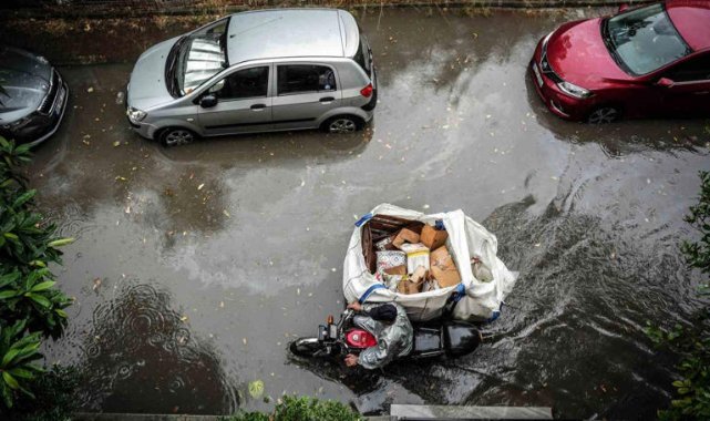 İstanbul’da bir anda bastıran yağış sürücülere zor anlar yaşattı