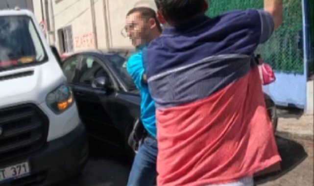 İzmir'de trafik kavgası kamerada: Çocuklarının bulunduğu arabanın camı kırılınca deliye döndü