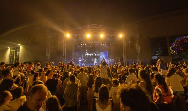 İzmir Enternasyonal Fuarı’nda müzik ve dans dolu gece