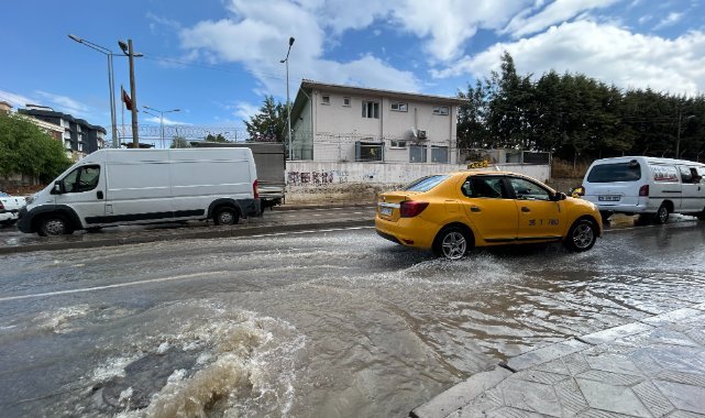 İzmir'i yaz sağanağı vurdu: 1 araç göçen yolun içine düştü