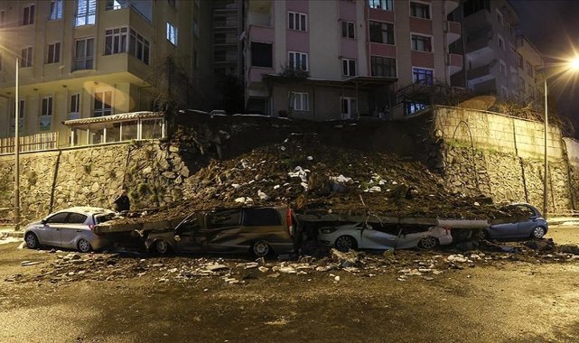 Kağıthane’de dolabı yaktılar; dükkan ve 4 araç zarar gördü