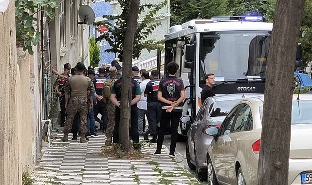 Kamyonun devirdiği market tabelası alışverişten çıkan adamın kafasına düştü