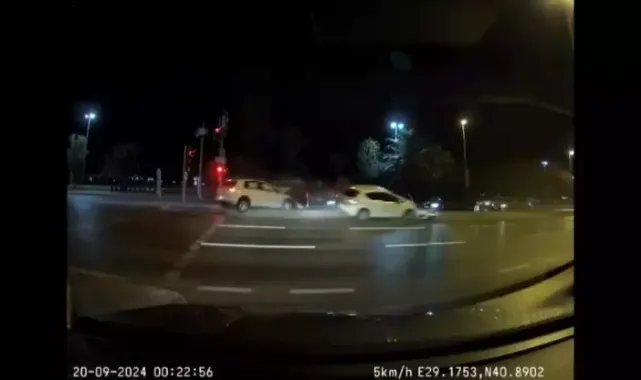 Kartal'da kırmızı ışıkta geçen otomobil, 2 araca çarptı