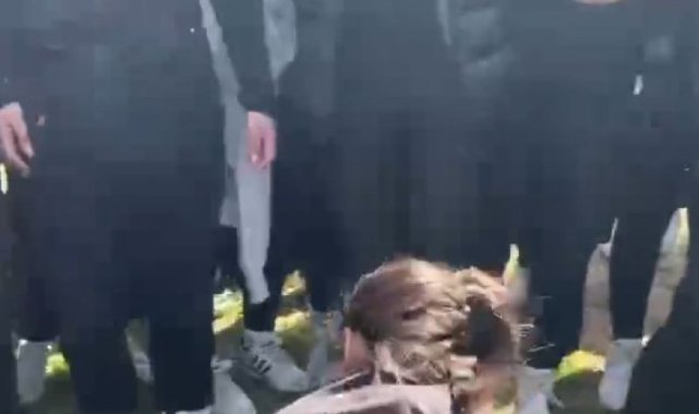 Kavga eden arkadaşlarını boks ringindeymiş gibi izleyip tezahürat ettiler