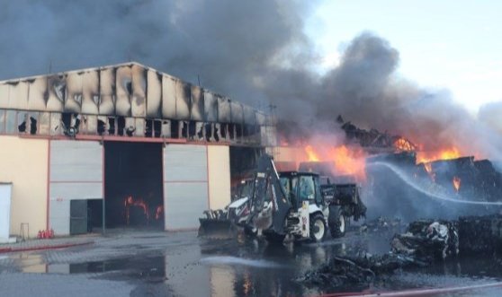 Kayseri’de keçe fabrikasında büyük yangın