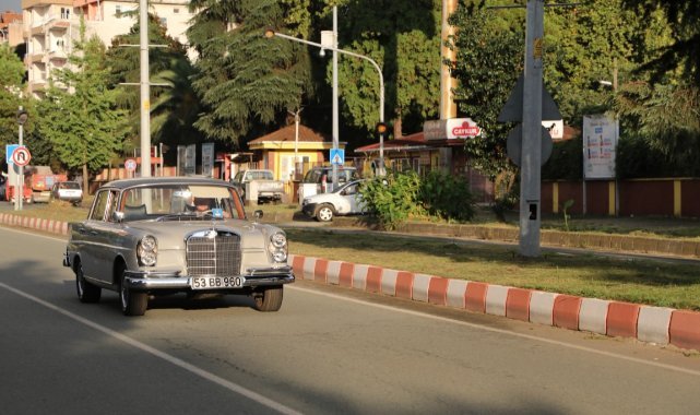 Kendisinden 40 yaş büyük arabasına gözü gibi bakıyor