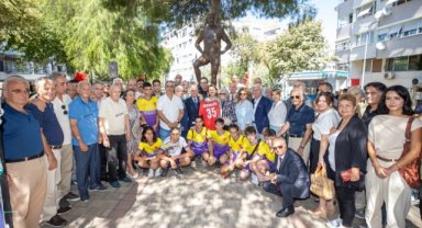 Konak'ta Metin Oktay'a anıtı başında anma
