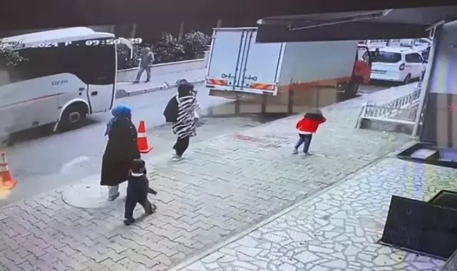 Küçükçekmece'de bahçe duvarını aşan midibüs binaya çarparak durabildi