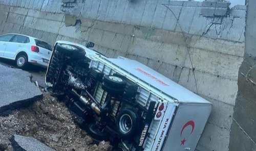 Menderes'te istinat duvarı çöktü araçlar altında kaldı