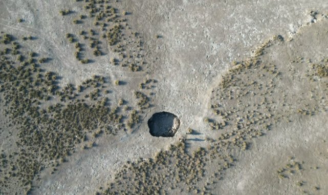 Merada oluşan 4 metre genişliğindeki obruk bölge sakinlerini endişelendirdi