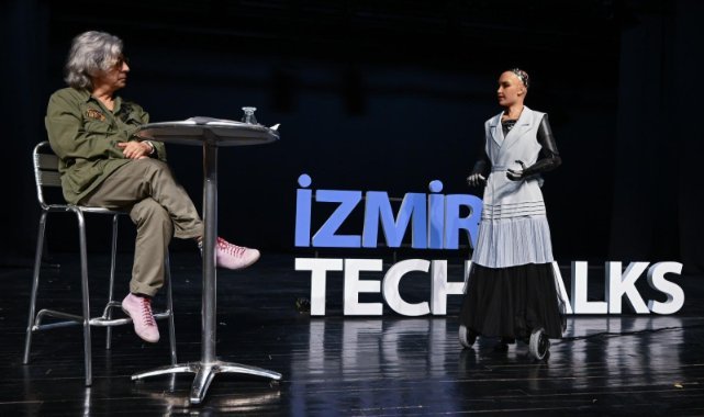 Okan Bayülgen ile Robot Sophia İzmirliler ile bir araya geldi
