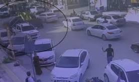 Park halindeki 4 araca çarpan iş makinesi operatörü, arkasına bakmadan kaçtı