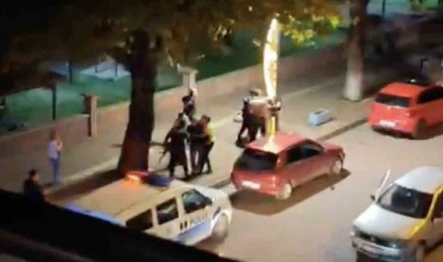 Polis ekiplerine silah çekip tehdit ettiler