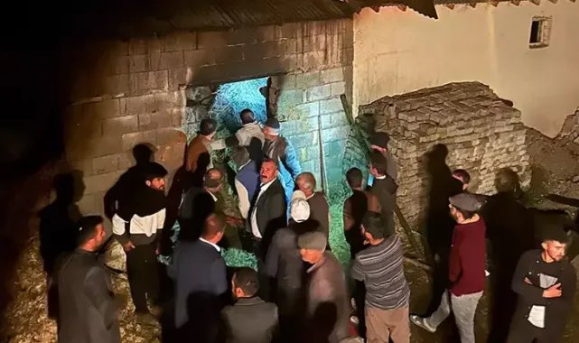 Samanlıktaki yangını, eve sıçramadan söndürüldü