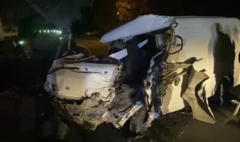 Sarıyer’de İETT otobüsü ile minibüs kafa kafaya çarpıştı: 2 yaralı