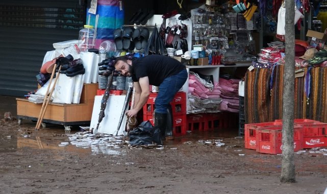 Sel suları çekildi, ilçe çamur deryasına döndü