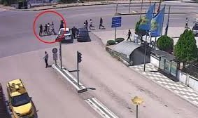 Yolun karşısına yavaş geçtiği için sinirlendiği yayaya kafa attı