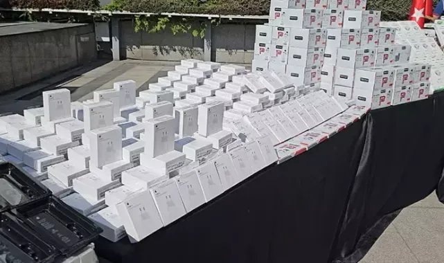 Zeytinburnu'nda 150 milyonluk kaçak telefon aksesuarı emniyette sergilendi
