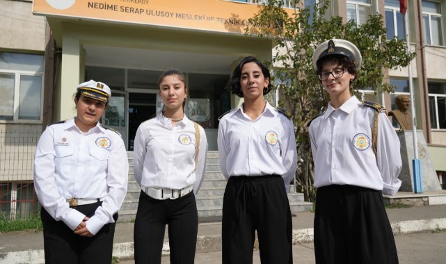 384 mevcutlu denizcilik lisesinin 4 kız öğrencisi