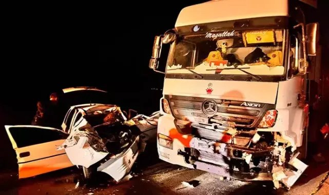 Afyonkarahisar’da TIR ile otomobil çarpıştı: 3 ölü, 1 yaralı