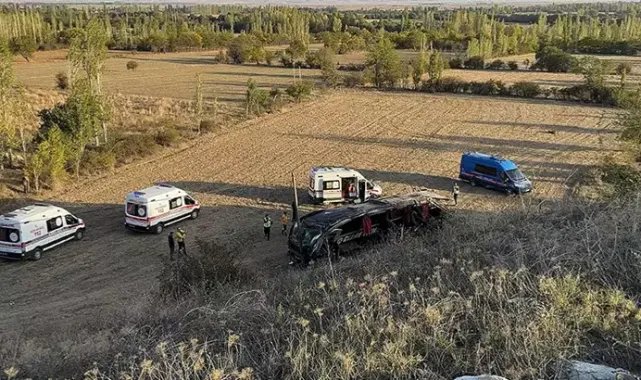 Afyonkarahisar'da yolcu otobüsü devrildi: 21 yaralı