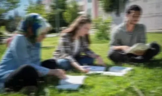 Annesi üniversite mezunu olan fertlerin, yüzde 83,5'i yükseköğretimi bitirdi