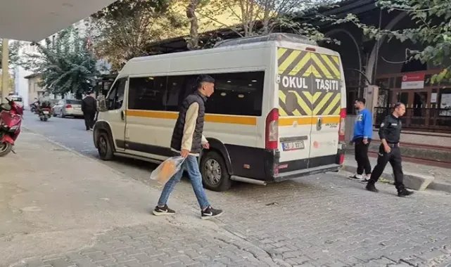 Annesinin elinden yola fırlayan 14 aylık bebek, servis minibüsünün çarpmasıyla öldü