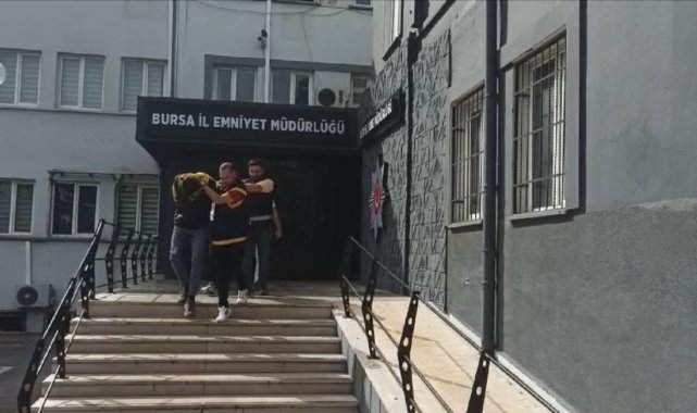 Arka koltuğun altından kaçak göçmenler çıktı