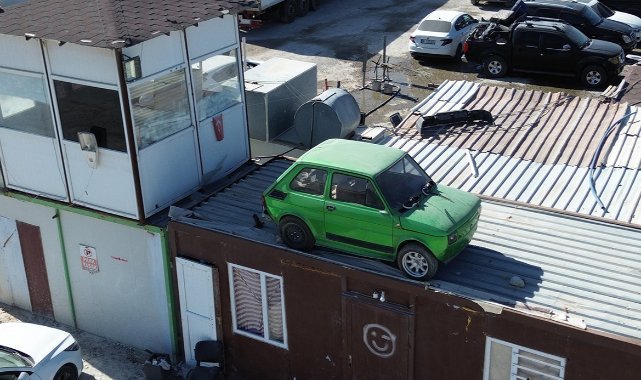 Arkadaşının emanet arabasına zarar gelmesin diye forkliftle konteynerin üzerine koydurdu